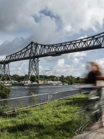 Die Eisenbahnhochbrücke in Rendsburg Südseite (© sh-tourismus.de) In Rendsburg steht die Eisenbahnhochbrücke