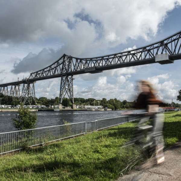 Die Eisenbahnhochbrücke in Rendsburg Südseite (© sh-tourismus.de) In Rendsburg steht die Eisenbahnhochbrücke