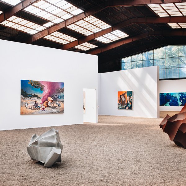 Kunst & Kultur (© Rainer Binz) Eine Kunstaustellung in einer Industriehalle. Gemälde hängen an der Wand.