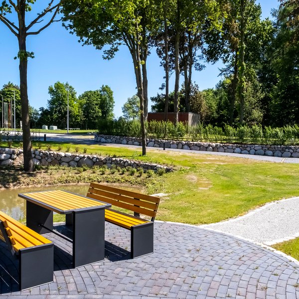 Ein Park mir einer gelben Sitzecke in Bendorf im Amt Mittelholstein