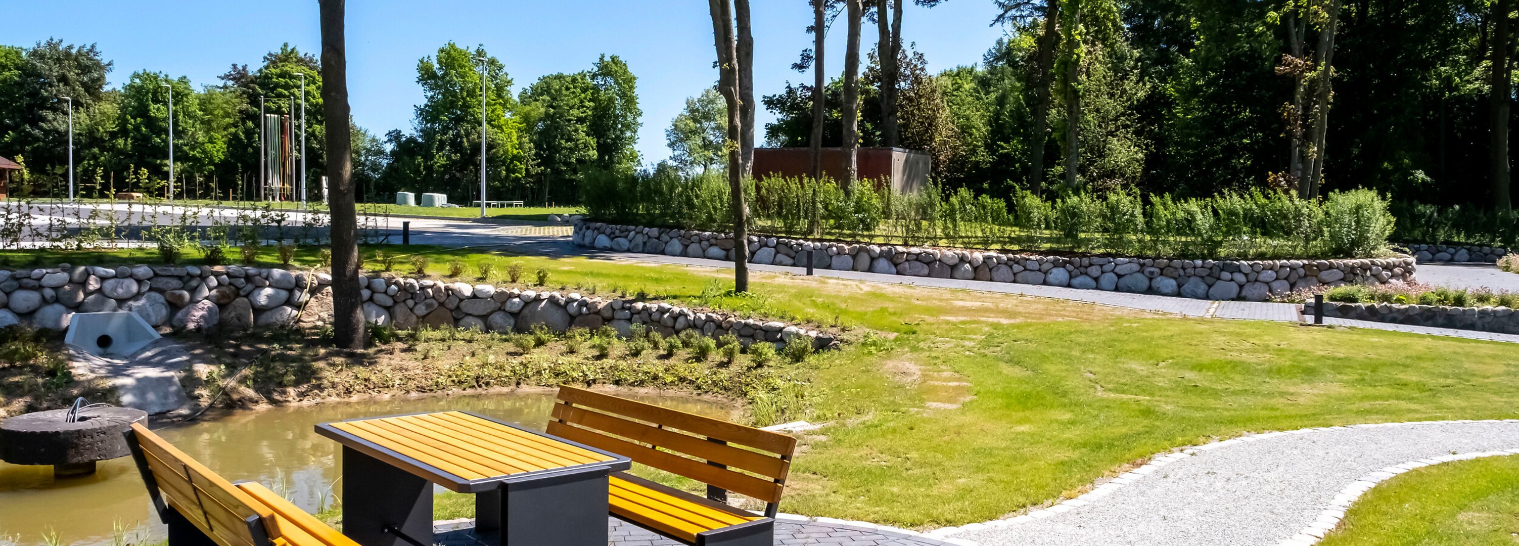 Ein Park mir einer gelben Sitzecke in Bendorf im Amt Mittelholstein
