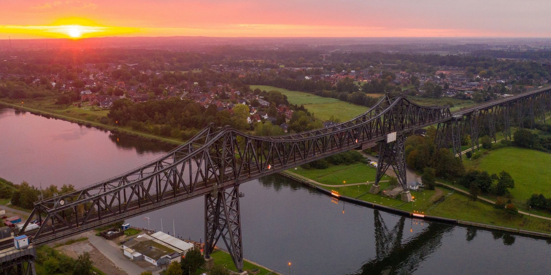 Luftaufnahme der Rendsburger Hochbrücke und des Nord-Ostsee-Kanals bei Sonnenuntergang