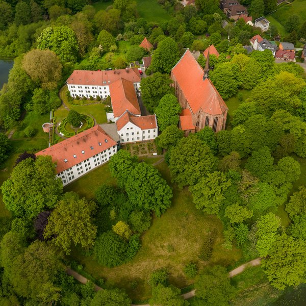 Kunst & Kultur (© sh-tourismus.de/MOCANOX) Luftaufnahme Kloster Bordesholm