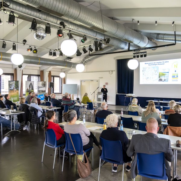 Netzwerktreffen Mittelholstein (© Mittelholstein.de & Peter Lühr) Eine große Gruppe Menschen sitzt bei einer Veranstaltung und hört einen Vortrag.