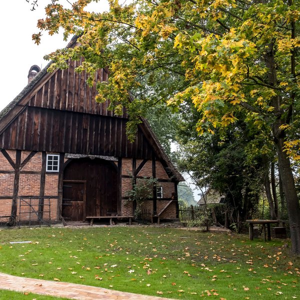 (© MHT.SH & Peter Lühr) Historisches Fachwerk-Haus mit Reetdach steht im Grünen in Aukrug.