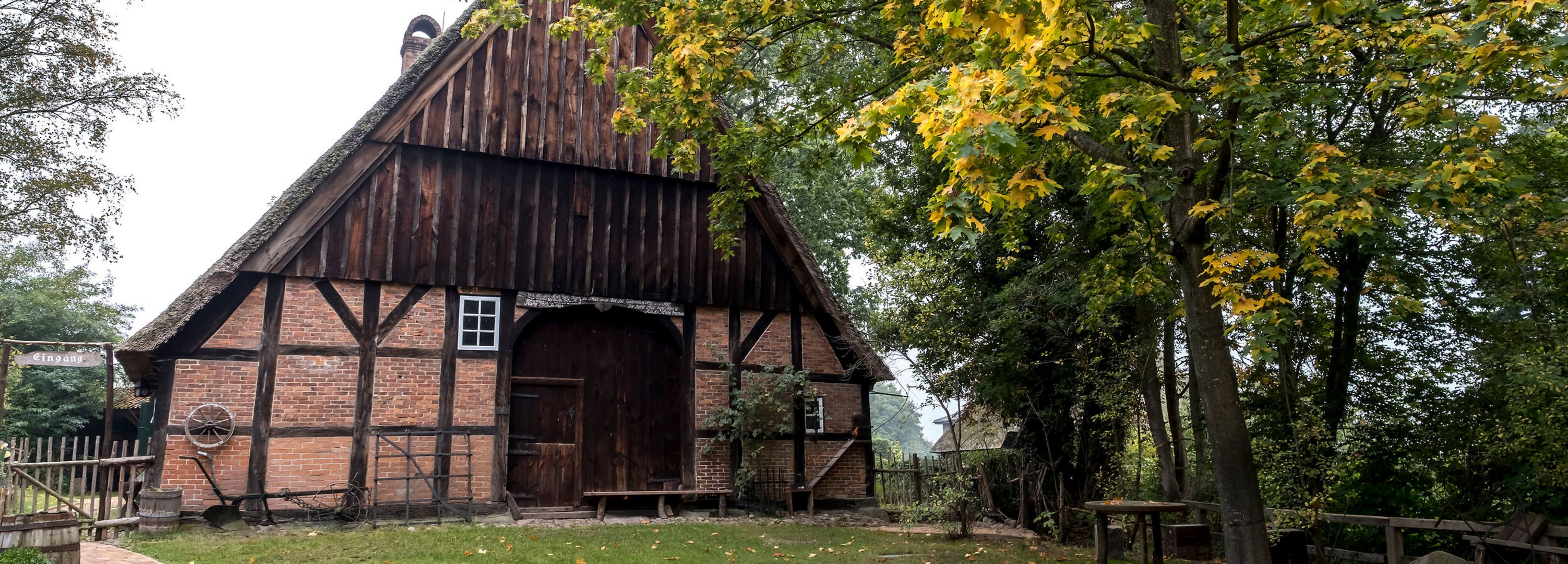 Historisches Fachwerk-Haus mit Reetdach steht im Grünen in Aukrug. 
