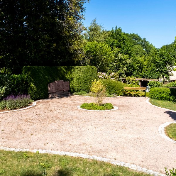 Ehrendenkmal mit grünen Bäumen Gemeinde Grauel im Amt Mittelholstein