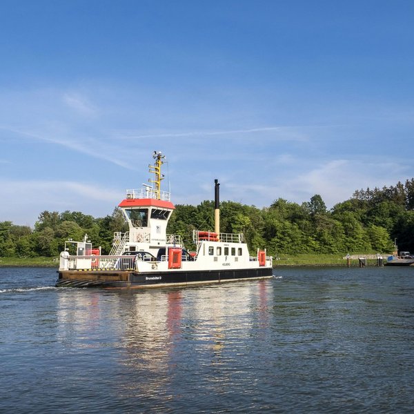 Die Fähre Kolberg in Landwehr fährt auf dem NOK