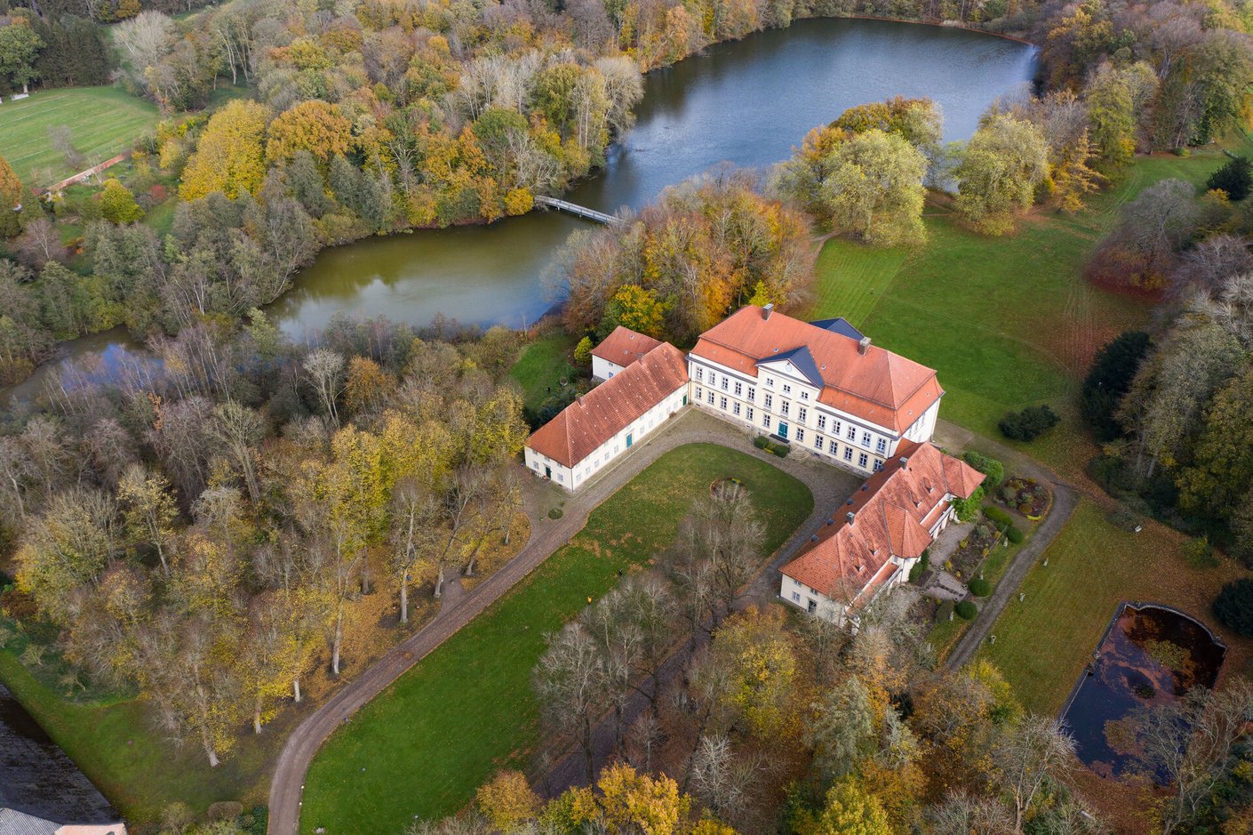 Das Herrenhaus Gut Emkendorf und der Hasensee