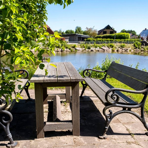 Idyllische Teichanlagen mit Sitzbänken in der Gemeinde Lütjenwestedt im Amt Mittelholstein mit einem Rastplatz