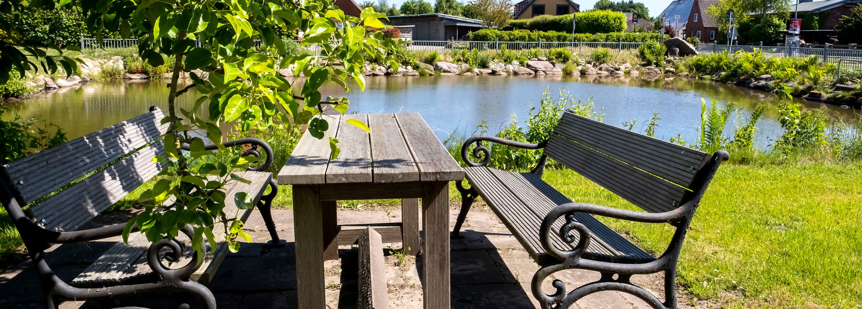Idyllische Teichanlagen mit Sitzbänken in der Gemeinde Lütjenwestedt im Amt Mittelholstein mit einem Rastplatz