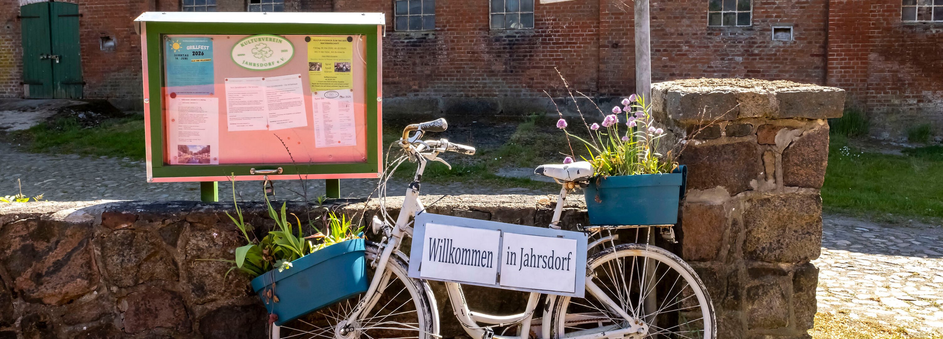 Fahrrad mit einem WIllkommen-Schild in Jahrsdorf