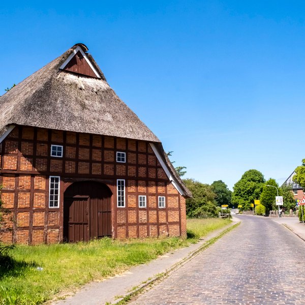 Historisches Reetdachhaus mit Fachwerk in der Gemeinde Heinkenborstel