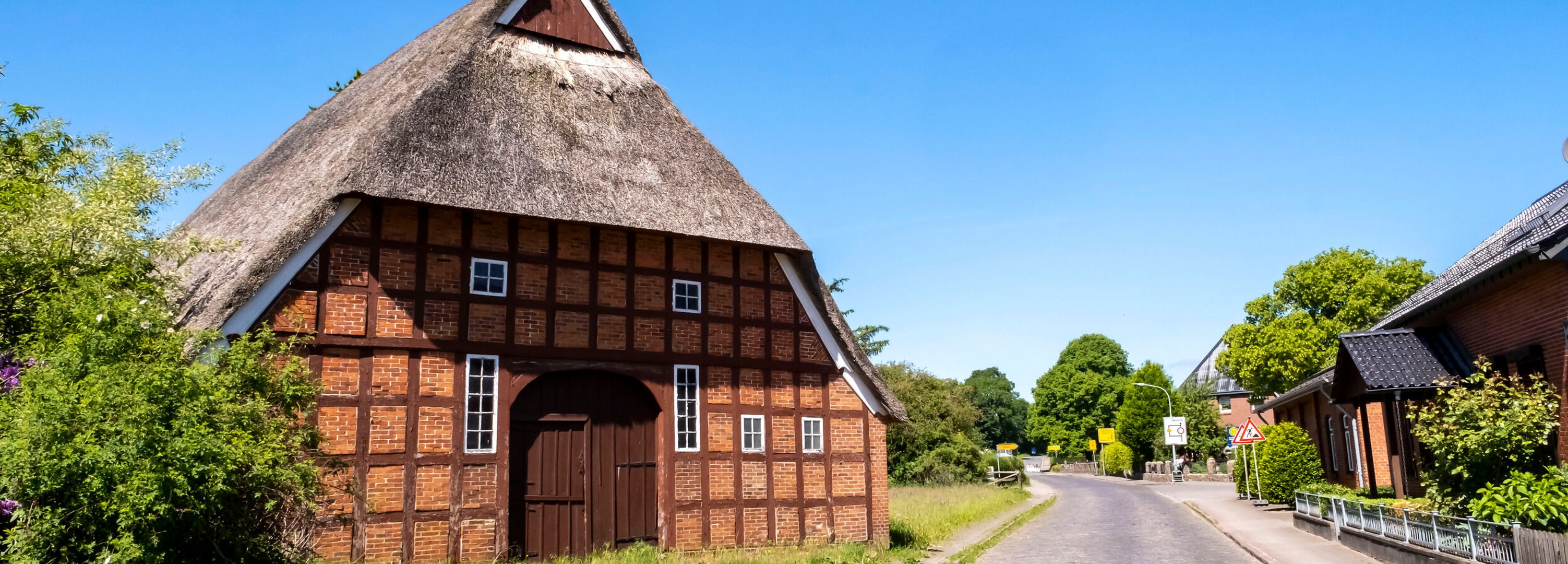 Historisches Reetdachhaus mit Fachwerk in der Gemeinde Heinkenborstel