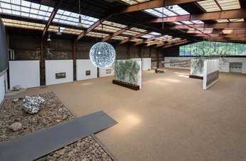 Blick von oben auf eine Halle voller Kunstinstallationen.