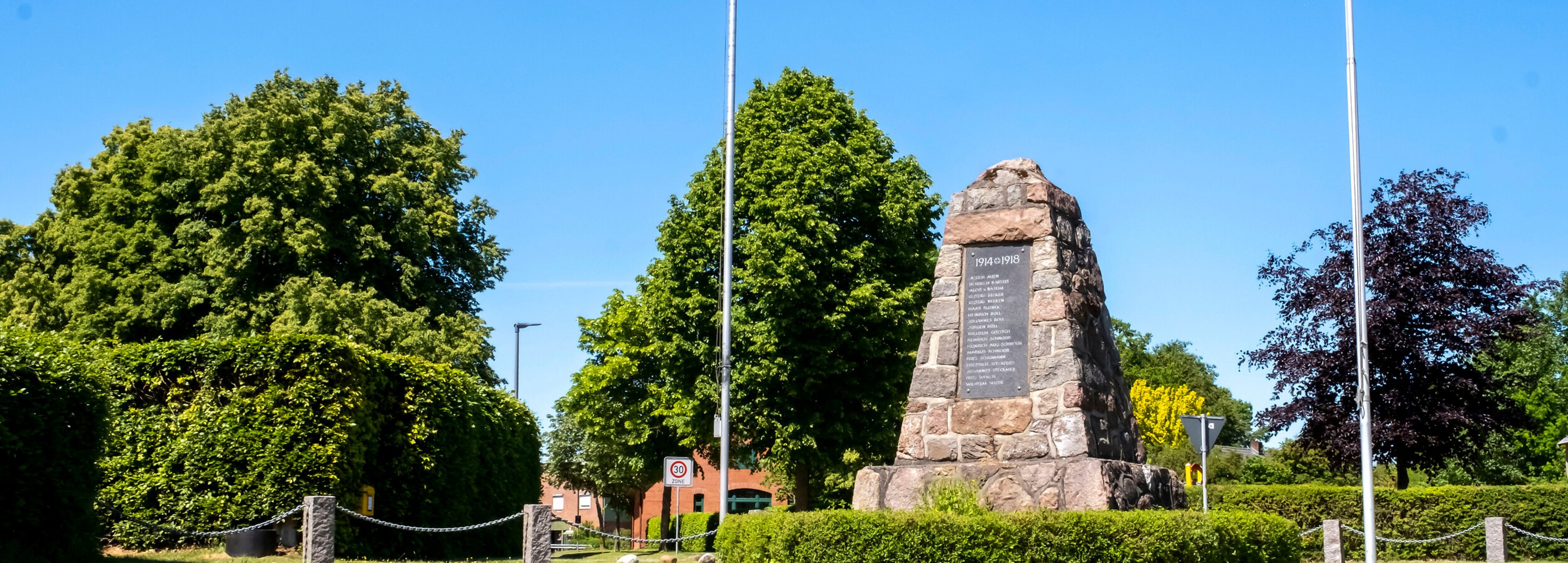 Ehrendenkmal auf einer grünen Wiese Ehndorf im Amt Mittelholstein