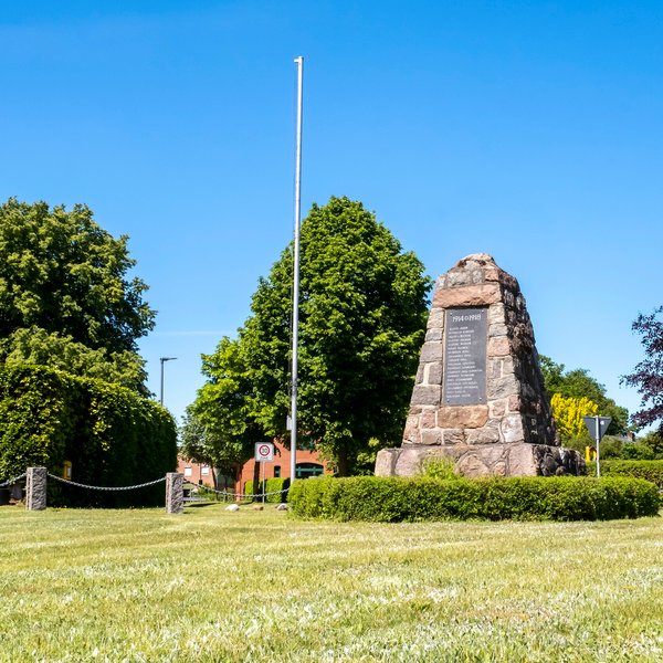 Ehrendenkmal auf einer grünen Wiese Ehndorf im Amt Mittelholstein