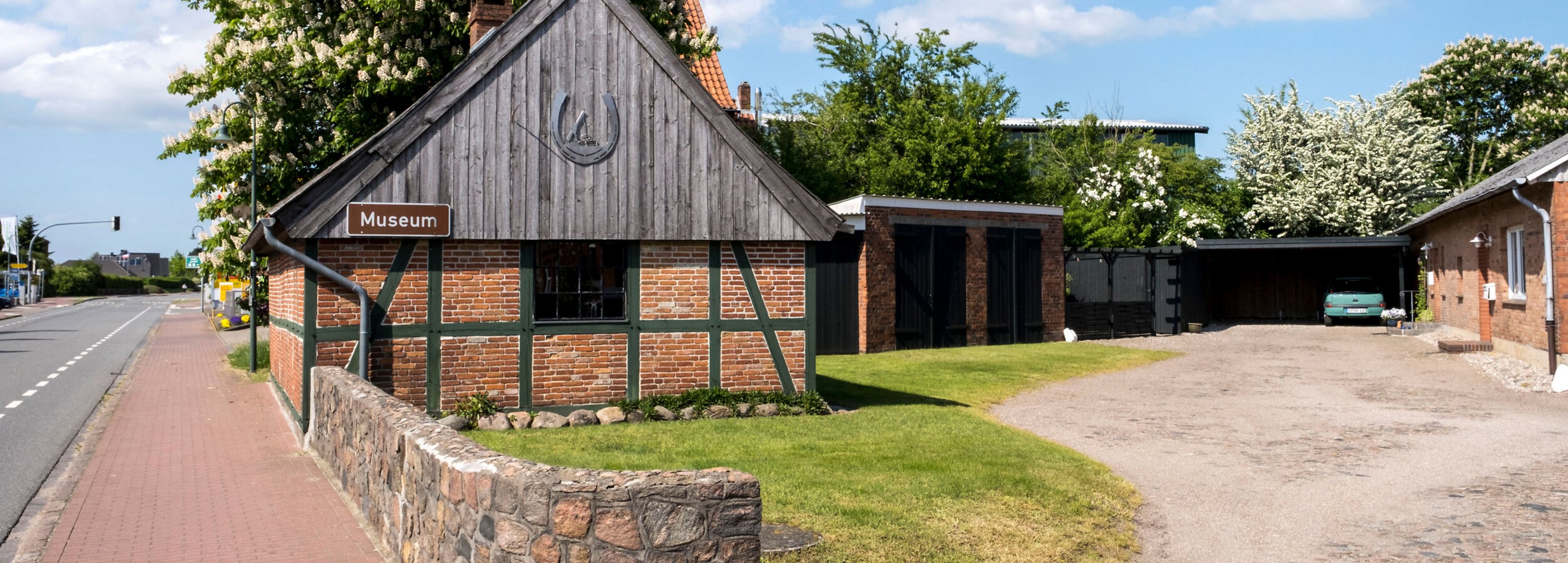 Historisches Bauernhaus steht an einer Dorfstraße.