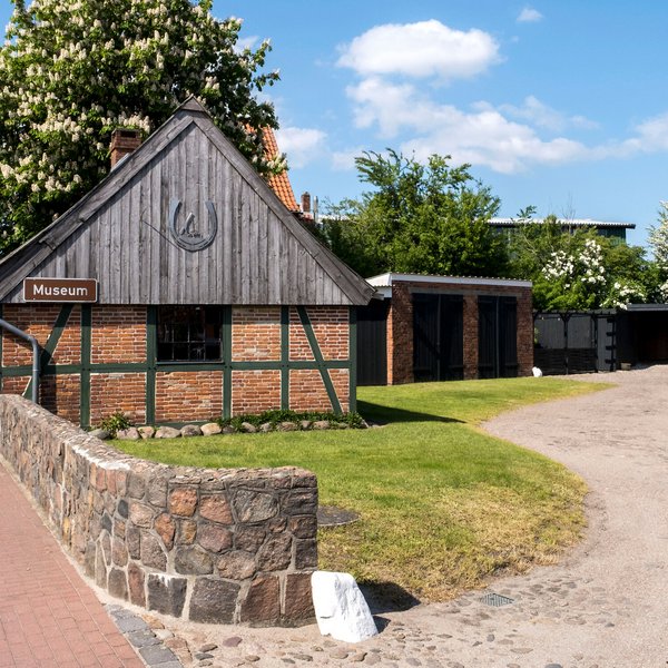 Historisches Bauernhaus steht an einer Dorfstraße.