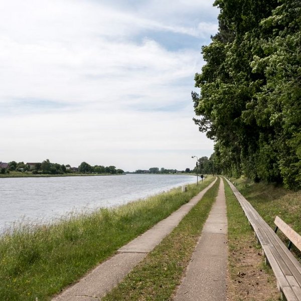Längste Bank Rendsburg (© Mittelholstein Tourismus e. V. | Peter Lühr) Längste Bank der Welt am NOK Mittelholstein