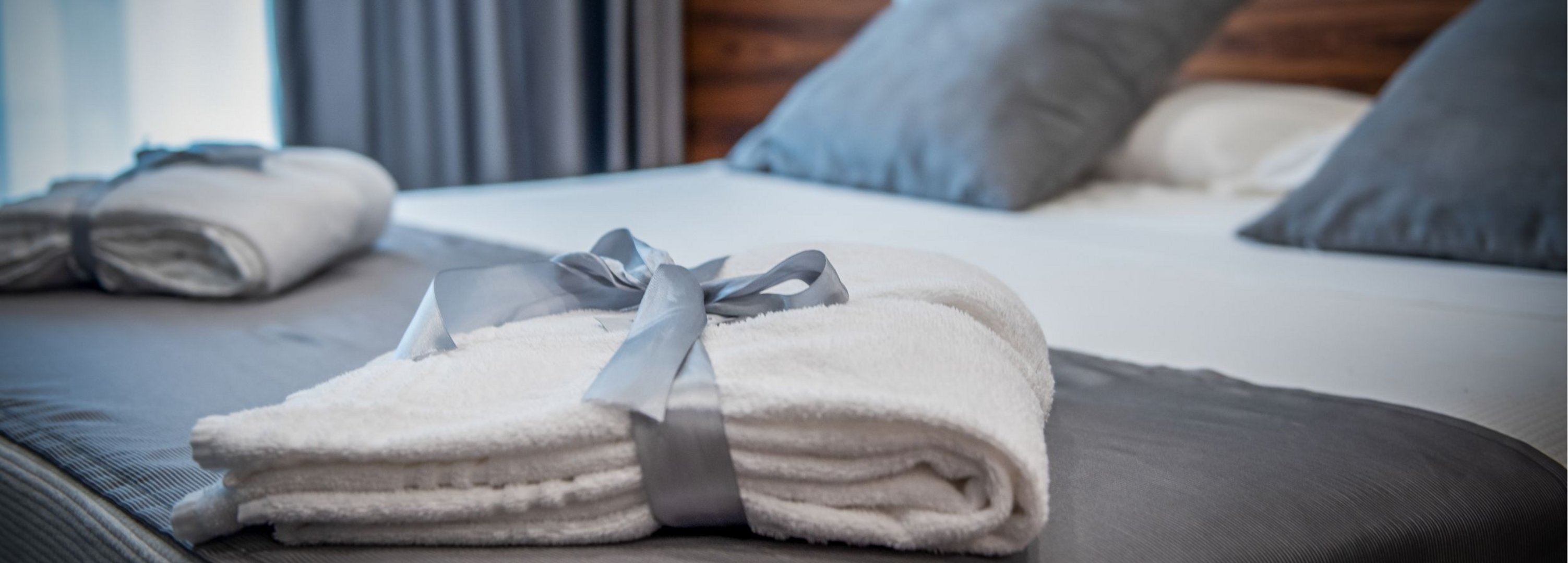 einladendes Hotelbett in Mittelholstein