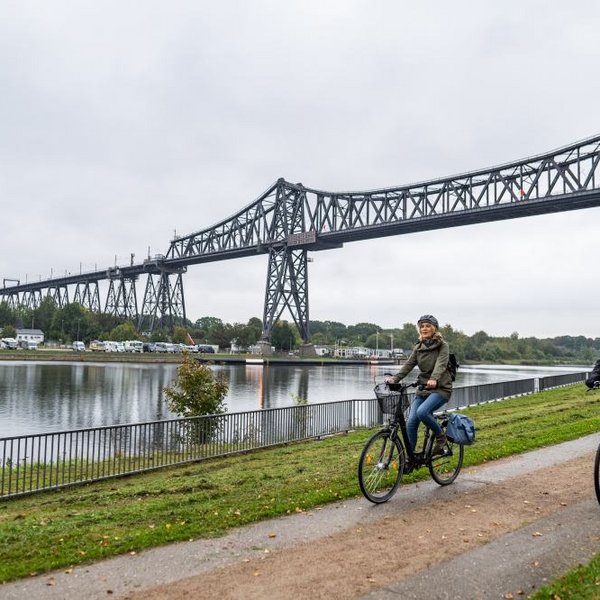 Radfahren am NOK in Rendsburg Eisenbahnhochbrücke 2 (© Mittelholstein_MOCANOX) Radwege NOK Rendsburg Eisenbahnhochbrücke "Eiserne Lady"