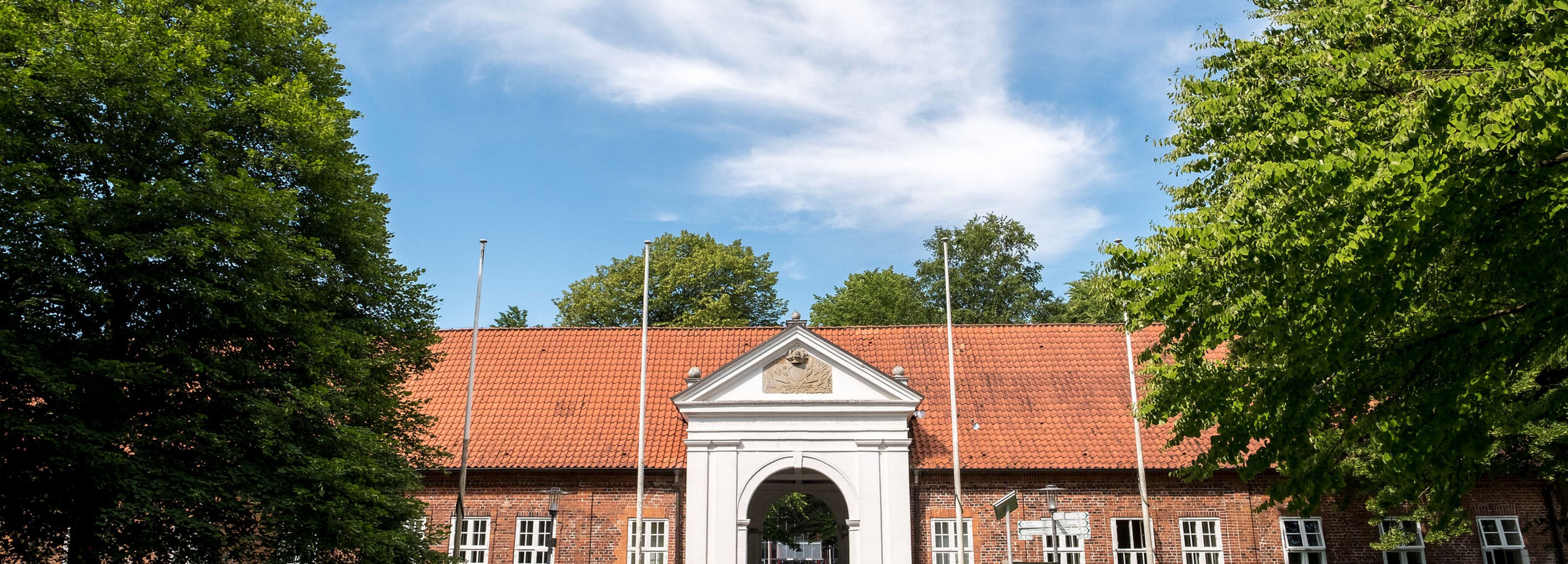 Historisches Gebäude mit Torbogen