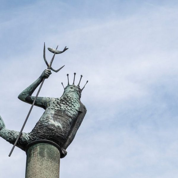 Statue Neptun Rendsburg (© Mittelholstein Tourismus e. V. | Peter Lühr) Rendsburgs Römischer Gott auf der Neptun Terrasse am NOK