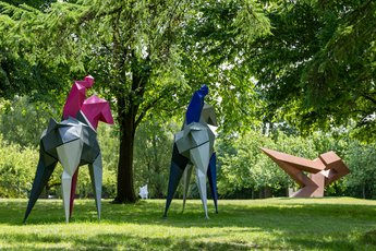 Kunstvolle Skulpturen im grünen Park der NordArt.