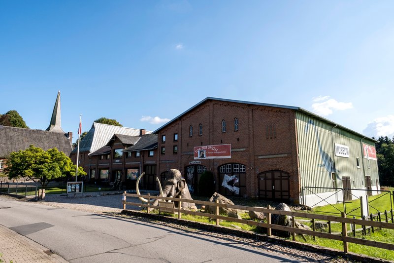 Außenansicht des Museums Tor zur Urzeit in Brügge, Deutschland.