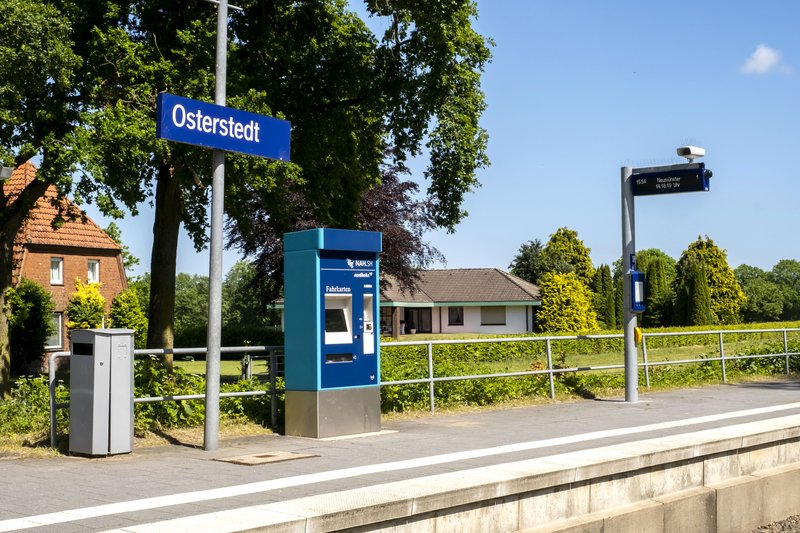 Bahnhof Osterstedt mit Fahrkartenautomat und Anzeigetafel.